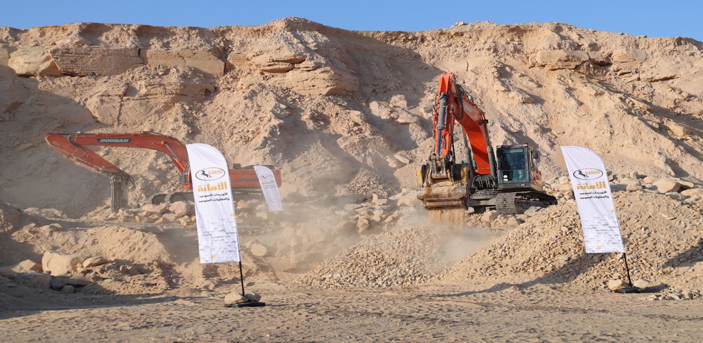 حفارات الأمانة تعمل بالباكيت كراشر في الموقع