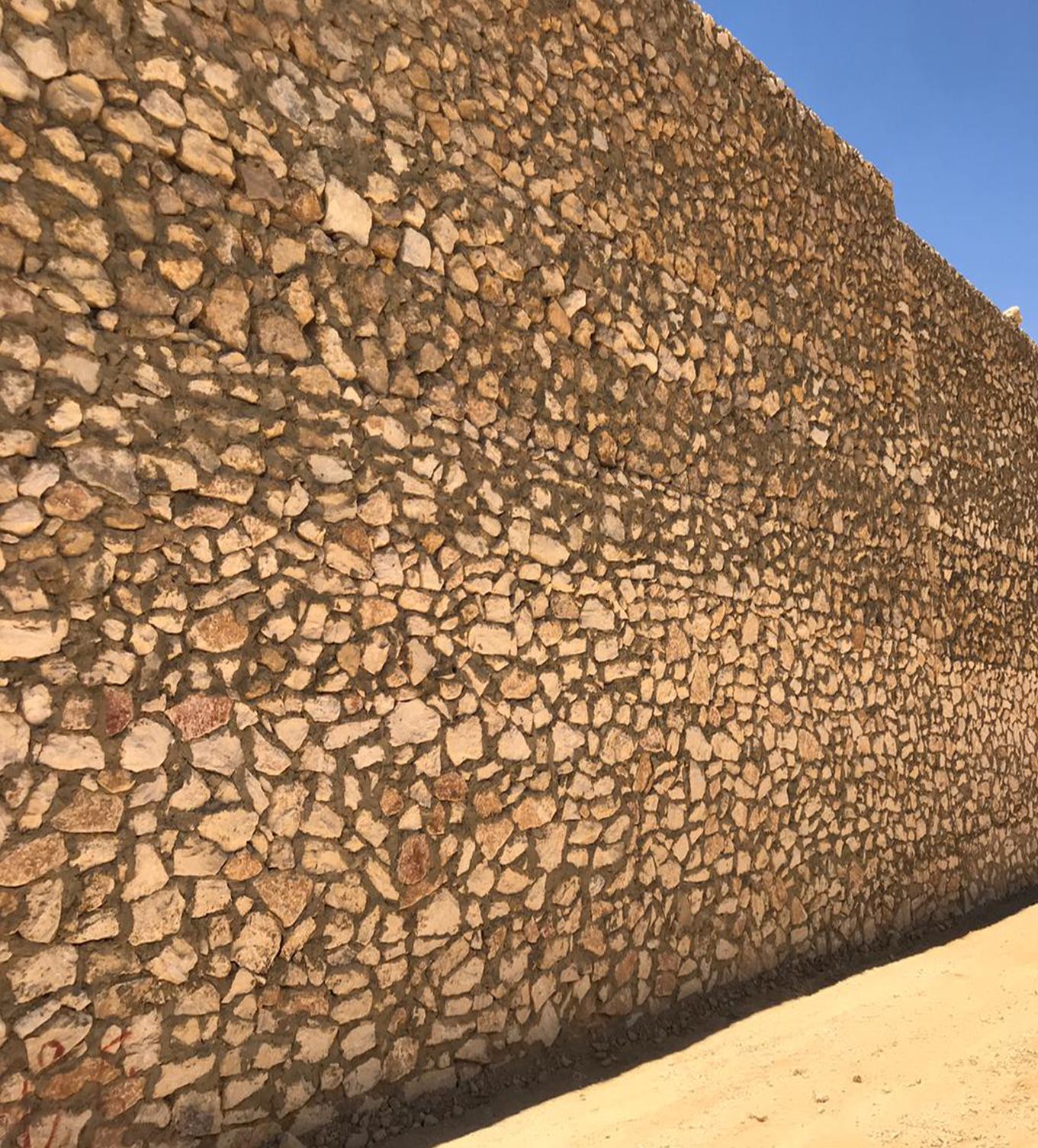 حائط مبني بالدبش
